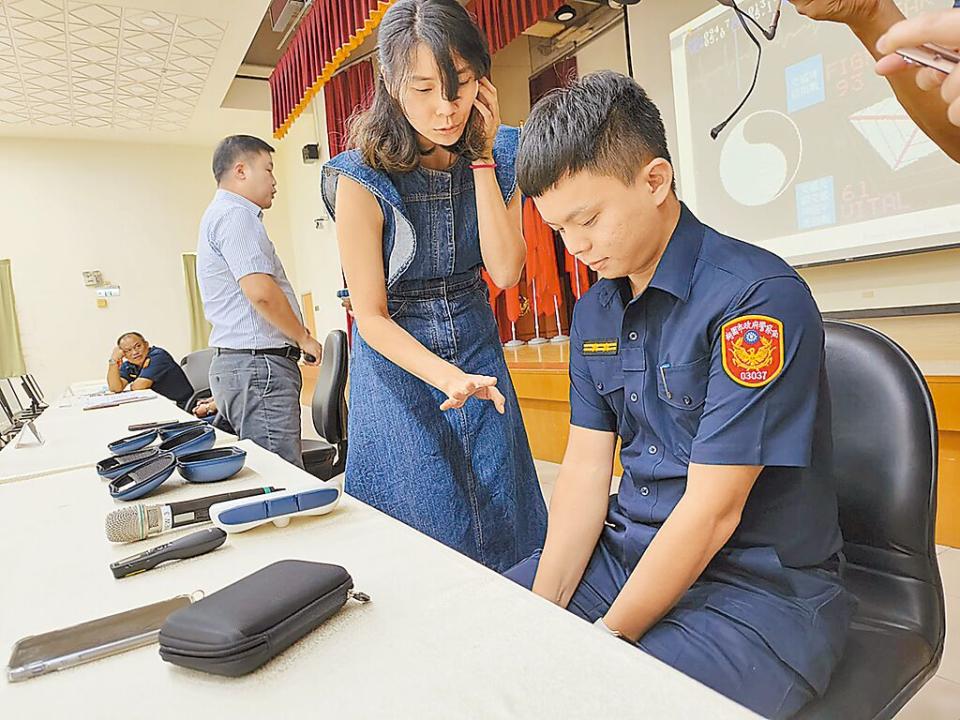 桃園市警察局去年1月到今年5月約40名員警利用關老師轉介心理諮商，5月起開放員警直接向醫療診所預約。圖為桃園警分局舉辦員警心理諮商講座，輔導員警如何紓壓。（本報資料照片）