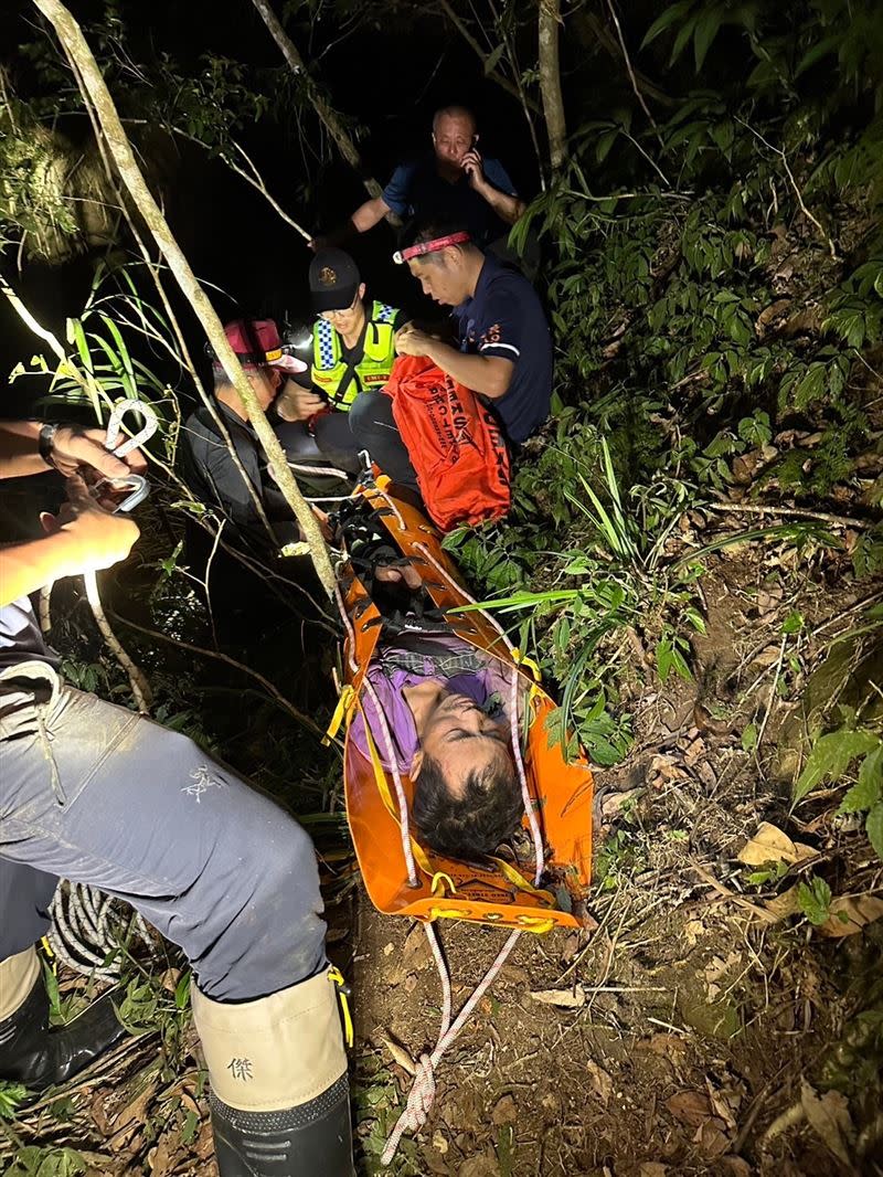 台中54歲男日前獨攀鳳凰山，失足摔落山谷無法對外求援，受困長達10天才獲救。(圖／翻攝畫面)