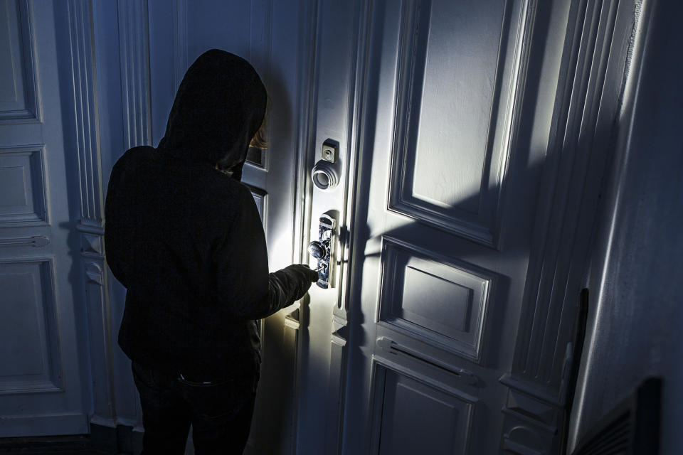 Ein Einbrecher im Haus ist immer eine Schreckensvorstellung, doch zumindest ein Stück weit kann man sich absichern (Symbolbild: Getty Images)