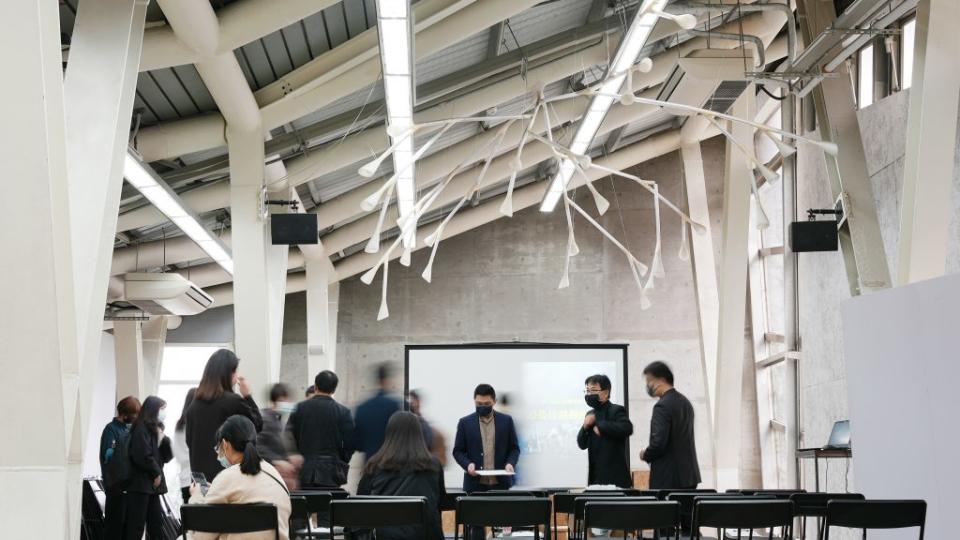 JJP潘冀聯合建築師於2022開春與成大建築系共同舉辦全系跨年級的「垂直競圖」。