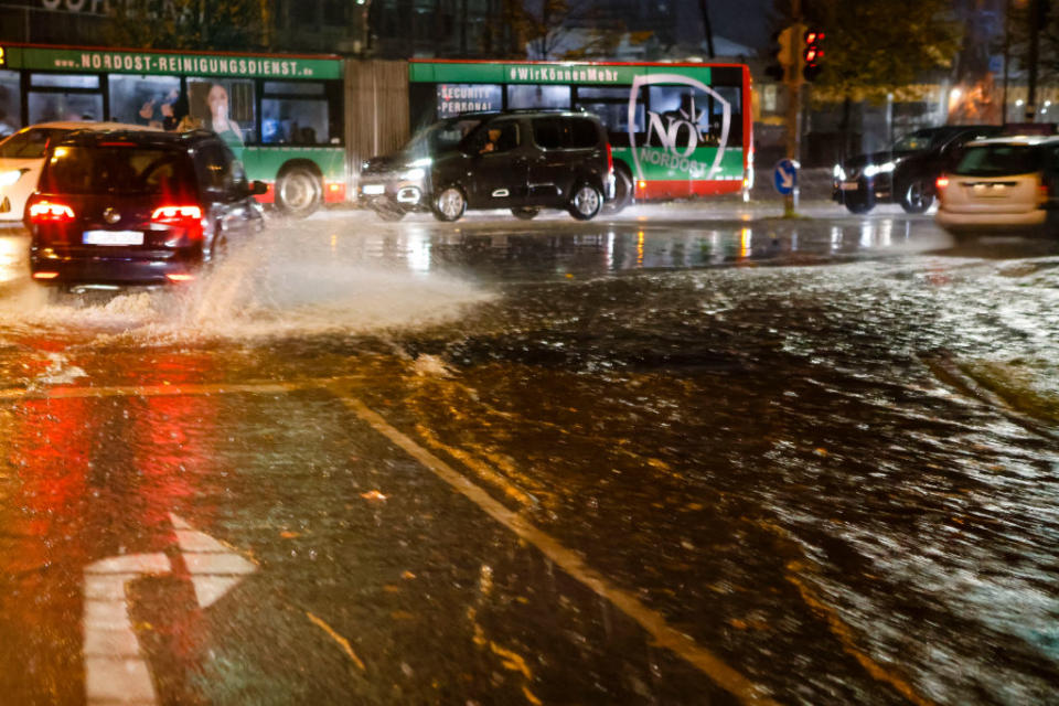 21 October 2021, Schleswig-Holstein, Kiel: Cars drive through masses of water in Kiel in the morning. A depression caused violent squalls. According to the German Weather Service (DWD), winds of 100 to 110 kilometers per hour from the west are expected in Schleswig-Holstein on October 21, 2021. Photo: Frank Molter/dpa (Photo by Frank Molter/picture alliance via Getty Images)