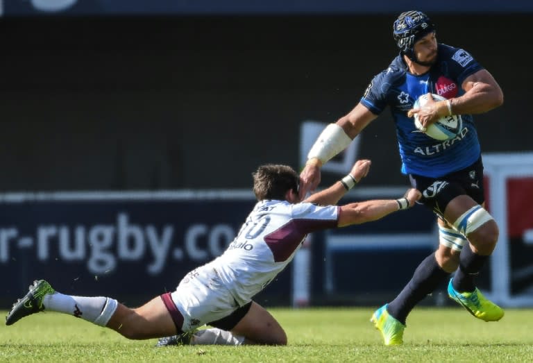 Montpellier's flanker Pierre Spies (R) vies with Bordeaux-Belgles' Simon Hickley (L) during the French Top 14 rugby union match on May 21, 2016 at the Altrad stadium in Montpellier, France