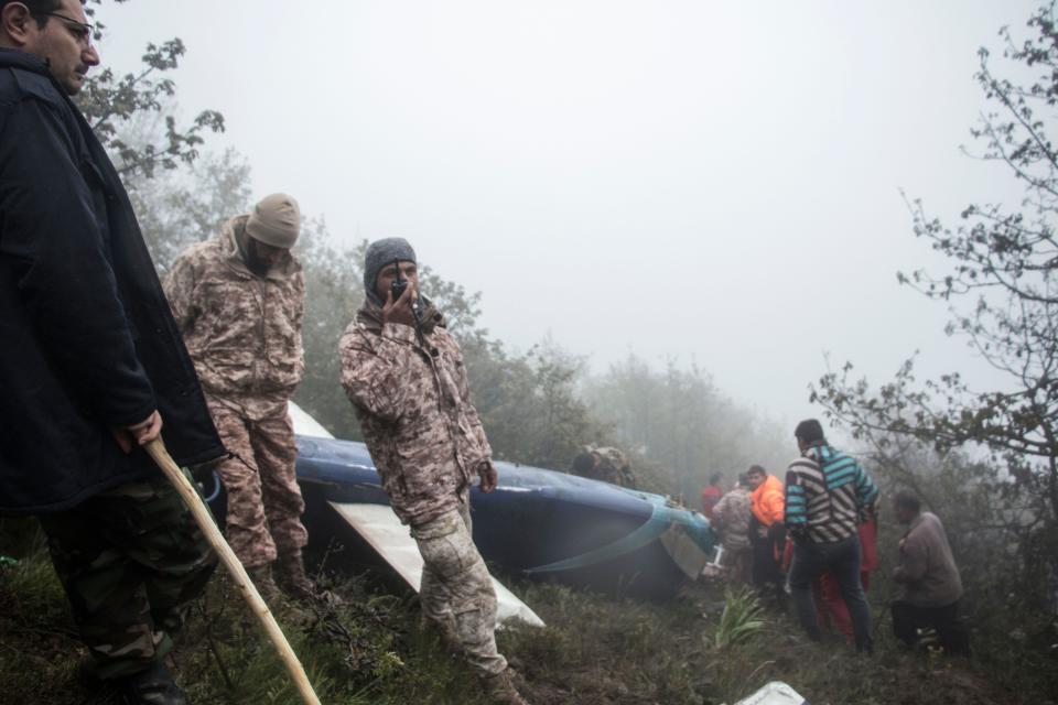 Equipos de rescate iraníes junto a los restos del helicóptero en el que viajaba el presidente Ebrahim Raisi.