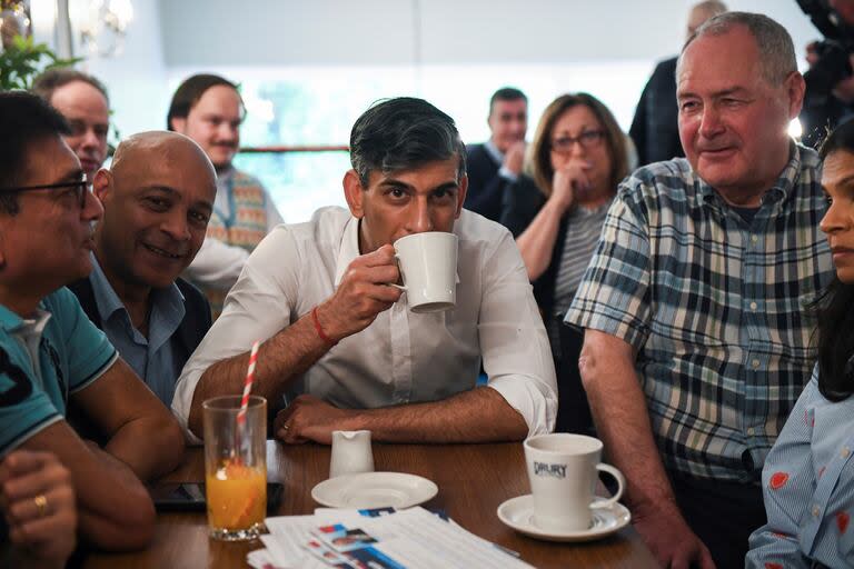 El primer ministro británico Rishi Sunak y su esposa Akshata Murty durante un evento de campaña del Partido Conservador en Stanmore, Londres, el domingo 26 de mayo de 2024. (Chris Ratcliffe, Pool Photo vía AP)