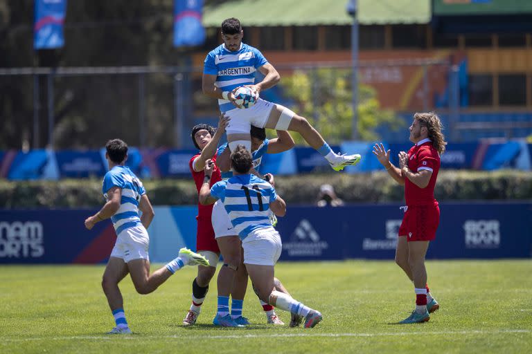 La disputa de la pelota en el partido de Rugby Seven entre Argentina y Canadá