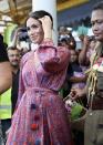 <p>En visite officielle avec le prince Harry dans l’archipel des Fidji au mois d’octobre dernier, Meghan Markle était ici rayonnante dans cette belle robe à fleurs pour assister à un évènement donné à Suva Market. </p>