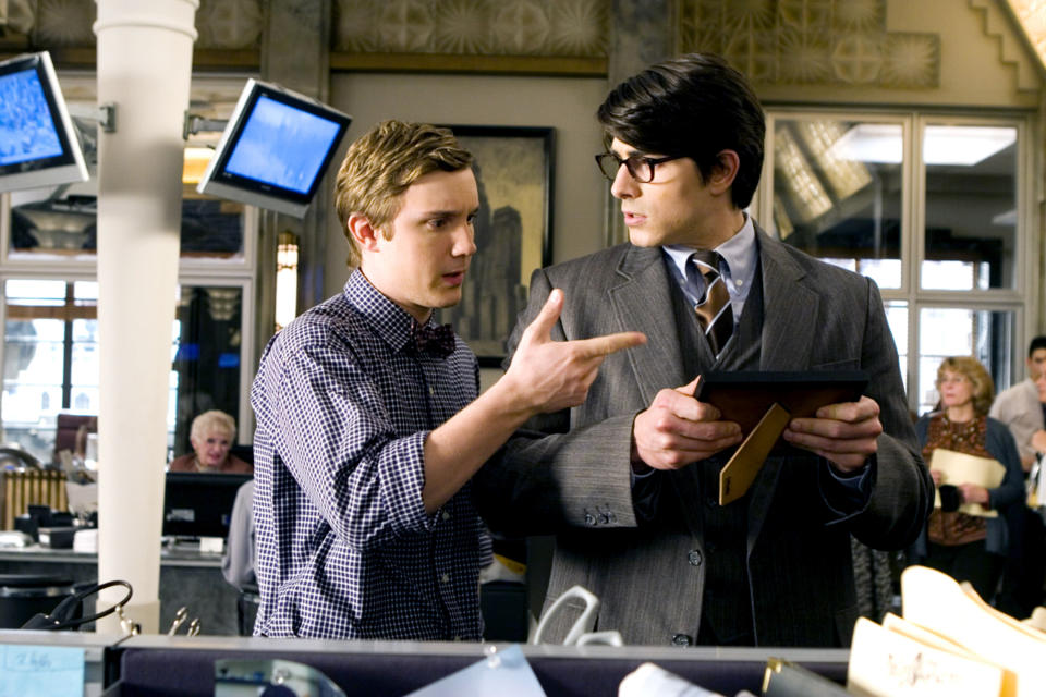 Two characters talking in a newsroom in "Superman Returns"