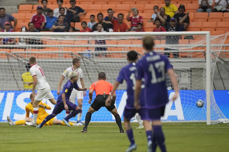 Ian Subiabre sale a gritar su gol, el tercero de Argentina ante Polonia