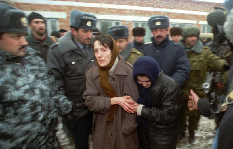 車臣摁爭取獨立與俄羅斯爆發血戰，這些失去父親、丈夫、兄弟的車臣女子成了引爆炸彈的死亡黑寡婦。（圖／達志／美聯社）
