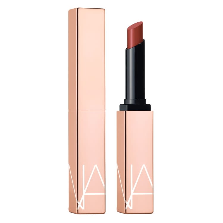 NARS 激情過後水光唇膏 #277ARAGON紅誘蜜桃，NT$1,100。