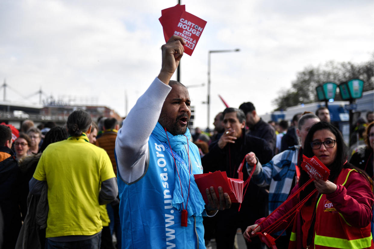 La distribution de cartons rouges et de sifflets aux abords du Stade de France a finalement été autorisée par la justice ce samedi 29 avril 2023. 