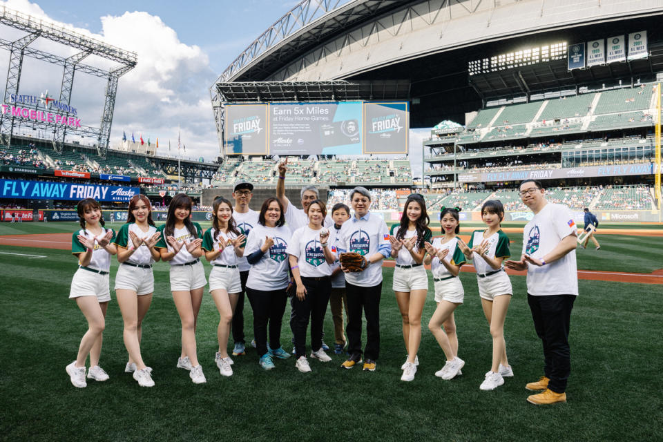 On the Seattle Mariners Taiwan Day, in addition to the Wing Stars invited to perform before the game, Taipei Eagles assistant team manager Xie Wenfang (front row, middle) and office manager Economic and Cultural Institute of Seattle Taipei, Zhen Guoqing (front row, 5th from right) were invited to serve as guests for the kickoff.Photo/Provided by Guitian Cultural and Creative Industries