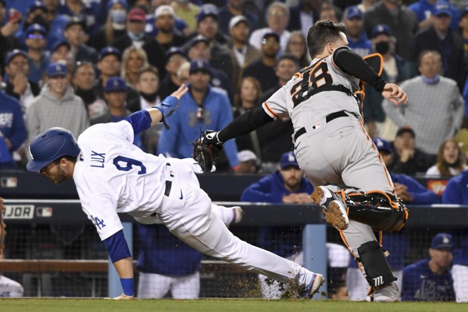 Giants catcher Buster Posey tags out Dodgers' Gavin Lux.