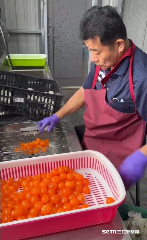 雖然是老闆，但陳永聰毫無架子，甚至還會親自剝殼處理蛋黃酥要用到的紅土鹹鴨蛋。（圖／受訪者提供）