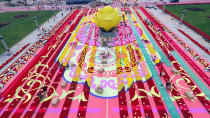 <p>A giant flower carpet stretched across the earth in Yanling County in Xuchang, Henan Province of China. The carpet takes up an area of 2,480 square meters, consisting of nearly three million flowers including carnation, asparagus myrioeladus and myosotis. (Photo: Getty Images)<br></p>