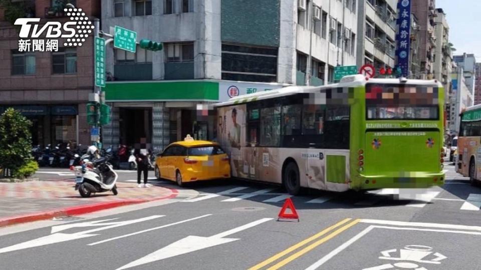 公車上有12名乘客，均無受傷。（圖／TVBS）