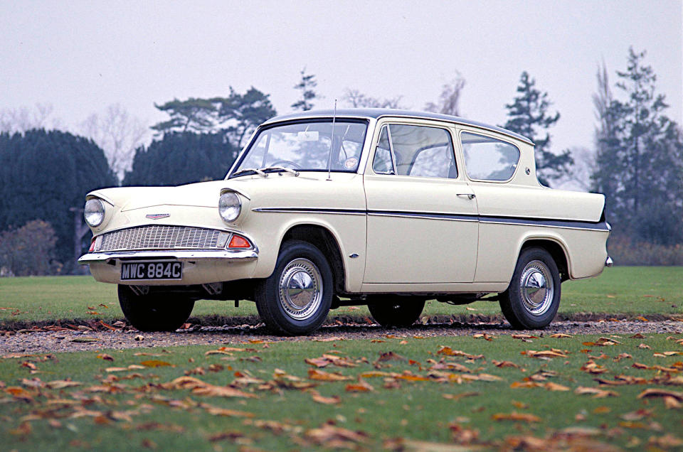 <p>Des quatre Anglia produites par Ford of Britain, celle introduite en 1959 était la plus caractéristique. Cela est dû principalement à sa forme, créée par <strong>Elmwood Engel </strong>(1917-1986), qui a fait sensation en dotant le nouveau modèle d'une <strong>lunette arrière inversée</strong>, bien que, pour des raisons pratiques, celle-ci n'ait été utilisée que pour la version <strong>berline </strong>et non pour le <strong>break</strong>.</p><p>Cette caractéristique n'a pas survécu à la voiture, mais son moteur l'a fait. Il s'agissait du premier membre de la famille <strong>Kent</strong>, mesurant initialement <strong>997 cm3 </strong>et dont les orifices d'admission et d'échappement se trouvaient du même côté. Des Kent beaucoup plus grandes, avec des culasses à flux croisés, allaient suivre, et le moteur allait également servir de base aux séries <strong>Lotus Twin Cam </strong>et <strong>Cosworth BD à </strong>arbre à cames en tête.</p>