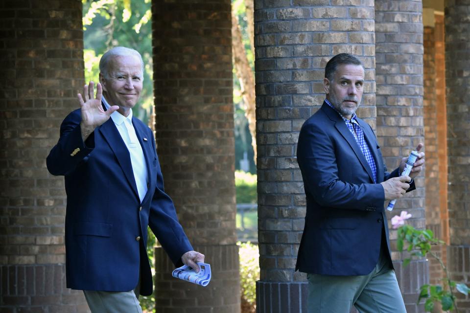 Joe Biden y su hijo Hunter en una imagen de 2022. (Photo by NICHOLAS KAMM/AFP via Getty Images)