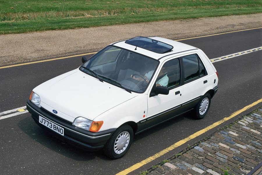 <p>In the <strong>hierarchy</strong> of cars in the post-war years, a sunroof was considered rather uppercrust. Aftermarket options were limited to the fold-back <strong>Webasto</strong> type of sunroof and were expensive, until advances in glass, plastics and mass production meant a new pop-up style of roof could be offered <strong>cheaply</strong>.</p><p>The pop-up sunroof arrived in the early 1970s and instantly added a touch of <strong>chic</strong> to any car, though it was also usually accompanied by a drip of water when it rained. Car makers soon offered their own more substantial and <strong>better sealed</strong> versions, which were superseded by more versatile sliding sunroofs that saw an end to the pop-up sunroof by the start of the 1990s.</p>