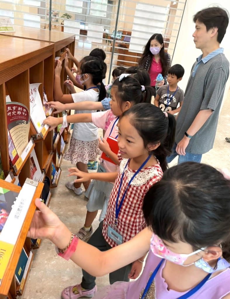 南應大圖書館暑期小小館員體驗，小朋友藉由找書認識圖書分類與加工實作。（記者汪惠松攝）