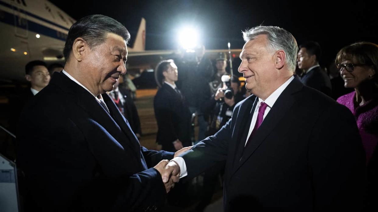 Chinese President Xi Jinping (L) is greeted by Hungarian Prime Minister Viktor Orban. Photo by VIVIEN CHER BENKO/POOL/AFP via Getty Images
