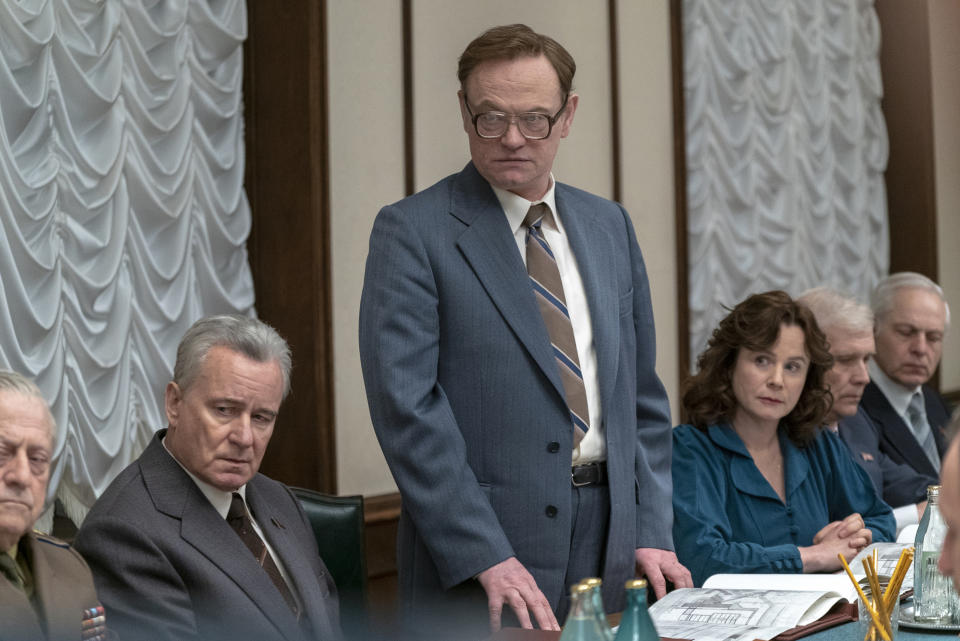 En esta imagen difundida por HBO, Jared Harris, de pie, junto a Stellan Skarsgard y Emily Watson, en una escena de "Chernobyl". (HBO vía AP)