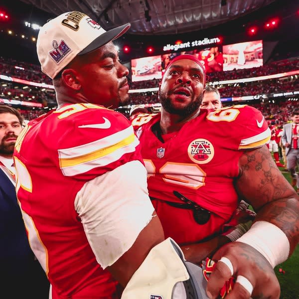 NFL連霸球隊酋長重金留下第三球星、防守截鋒瓊斯（圖左）。(photo from The Kansas City Chiefs官方臉書)