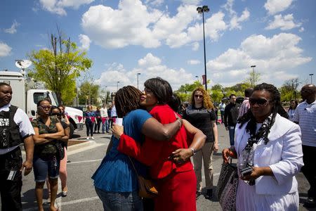 Baltimore Mayor Stephanie Rawlings-Blake greets people outside the Mondawmin Mall in Baltimore, Maryland May 3, 2015. REUTERS/Eric Thayer