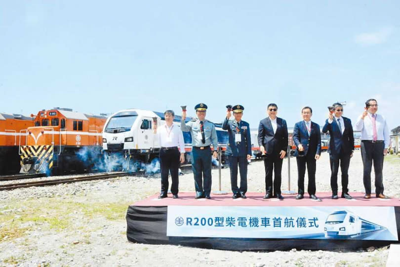 台鐵公司去年新引進R200型柴電機車，經1年測試及調整，19日在花蓮站舉行首航，台鐵公司董事長杜微（中）與來賓搖鈴後，R200型緩緩駛入現場。（圖／中國時報王志偉攝）