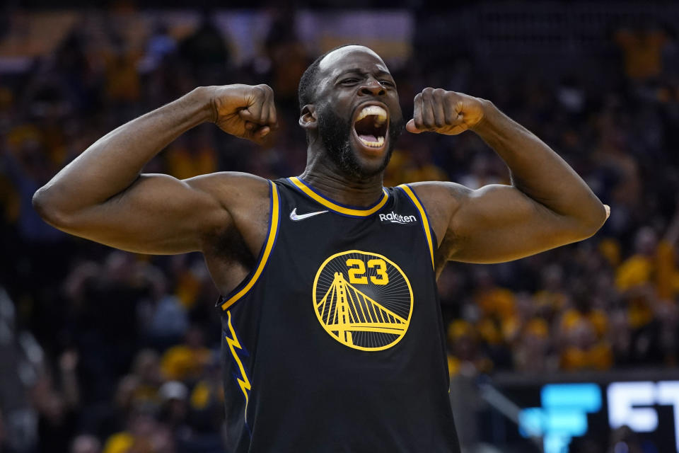 ARCHIVO - Draymond Green, de los Warriors de Golden State, celebra después de encestar en contra de los Mavericks de Dallas, durante la segunda mitad del juego 5 de los playoffs del baloncesto de la NBA, en las finales de la Conferencia Oeste, en San Francisco, el jueves 26 de mayo de 2022. (AP Foto/Jeff Chiu, Archivo)