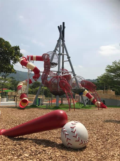 天母運動公園陽光下九公尺高球狀大型滑梯美出新天際。（圖／翻攝自特公盟粉專）