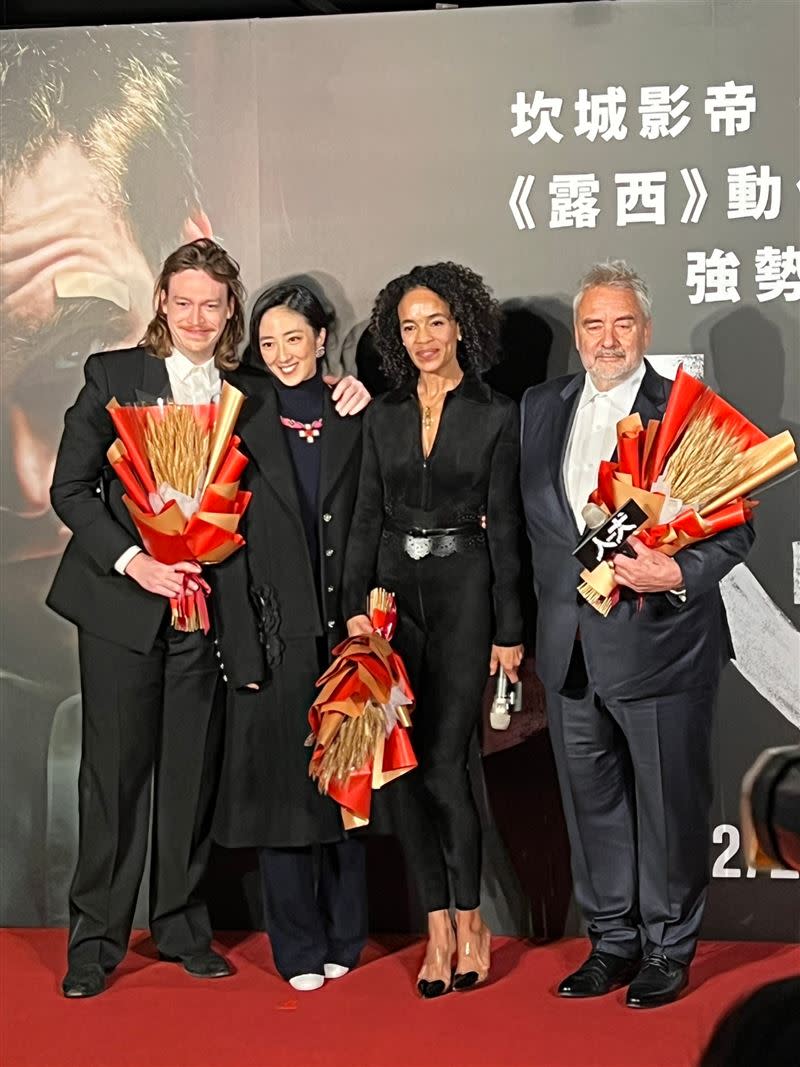 卡賴伯蘭李瓊斯（左起）、桂綸鎂、維吉妮貝松、盧貝松出席《人犬》首映會。（圖／記者陳穎攝影）