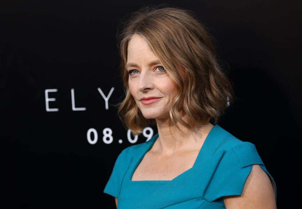 Jodie Foster llega al estreno de "Elysium" en el Regency Village Theater, en Los Angeles en una fotografía de archivo del 7 de Agosto de 2013. Una representante de la actriz ganadora del Oscar confirmó el miércoles 23 de abril de 2014 que Foster se casó el fin de semana previo con su novia Alexandra Hedison. (Foto Matt Sayles/Invision/AP, archivo)