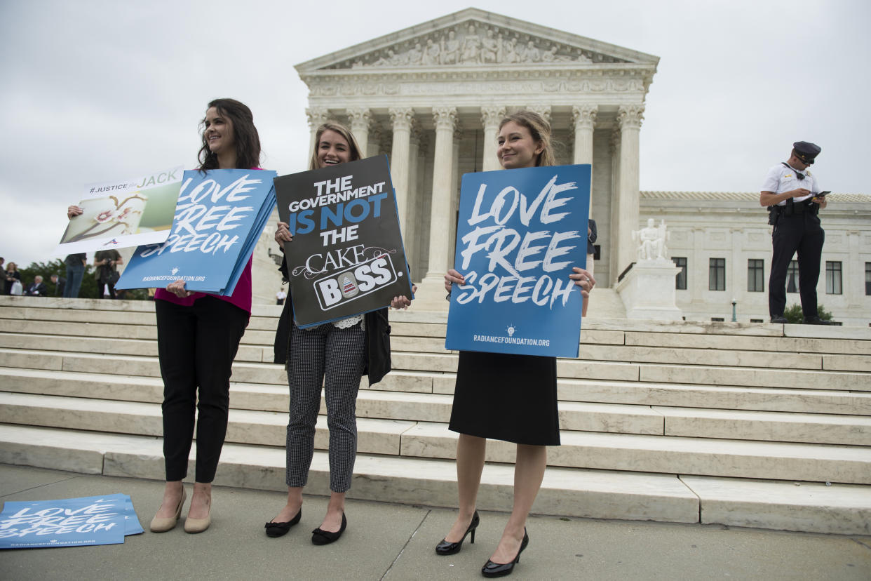 Vor dem Supreme Court demonstrieren Unterstützerinnen der ADF während des "Masterpiece"-Falles, bei dem ein Bäcker klagte, um keine Torte für eine gleichgeschlechtliche Hochzeit backen zu müssen. (Bild: Sarah Silbiger/Getty)