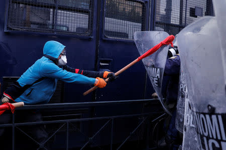 Protesters clash with riot police during a demonstration of Greek school teachers outside the parliament building against government plans to change hiring procedures in the public sector in Athens, Greece, January 14, 2019. REUTERS/Alkis Konstantinidis