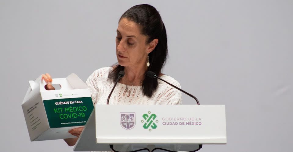 Claudia Sheinbaum Pardo, jefa de Gobierno presentó en conferencia de prensa un Kit Médico de apoyo para las personas y familias que presenten síntomas por COVID-19. El Kit Médico contine un gel antibacteria, cubrebocas, un jabón para manos y un instr