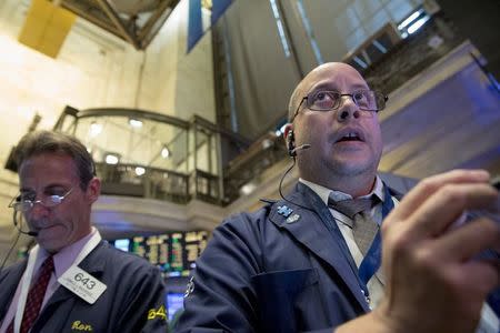 Traders work on the floor of the New York Stock Exchange October 22, 2015. REUTERS/Brendan McDermid -