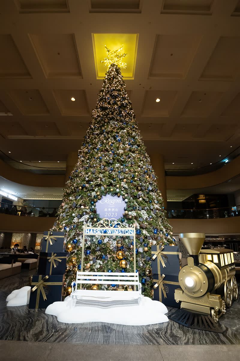 晶華中庭的海瑞溫斯頓Harry Wiston璀璨精品耶誕樹，華麗繽紛宛如置身紐約洛克斐勒。（圖／飯店旅宿業者提供）