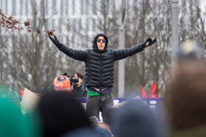 Philipp Gruetering from the band Deichkind, is on stage at the demonstration of the alliance "We are the firewall" for democracy and against right-wing extremism in front of the Reichstag building in Berlin. Christophe Gateau/dpa