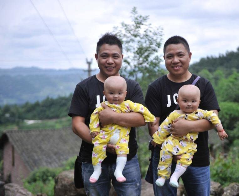 Pero el misterio no termina aquí. En una de las familias del pueblo hay tres generaciones de gemelos. Huang Haiqing tiene un hermano gemelo que tuvo hijos gemelos y, ahora, nacieron sus nietos gemelos. (Foto: Twitter: China Xinhua News)