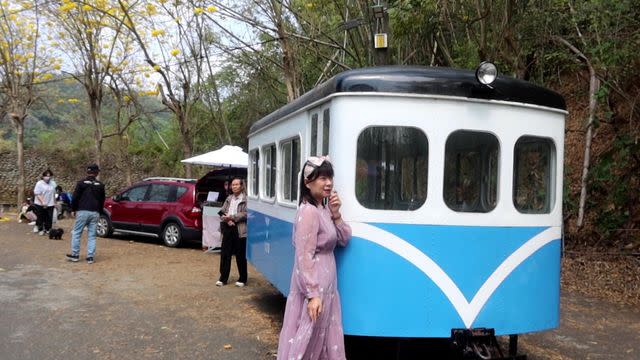 圖說二：福井鐵道文物館運來「一三五巡道車」進行展示，這部可愛的小車吸引了遊客的目光。（記者李鴻誠攝）