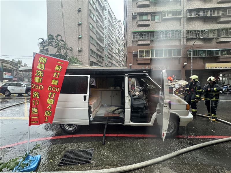 消防隊到場將火勢撲滅。（圖／翻攝畫面）