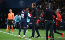 L’impression d’un (énième) « malaise Neymar » a été confirmée ce mardi par l’entraîneur allemand, dans un entretien accordé à France Info. Durant l'interview, Tuchel n'a pas contredit l'affirmation de Jacques Vendroux, qui supposait que l'attaquant n'était pas simple à gérer. « Pas simple du tout (à gérer) !, a même abondé le technicien à propos du phénomène. Il a un grand, grand coeur, mais malheureusement, il ne montre pas toujours qu'il est un garçon généreux, fiable. Parfois, il est provocateur et c'est super dommage parce que ce n'est pas nécessaire. » Pas étonnant dans ces conditions de voir le n°10 chauffer le banc ce soir.