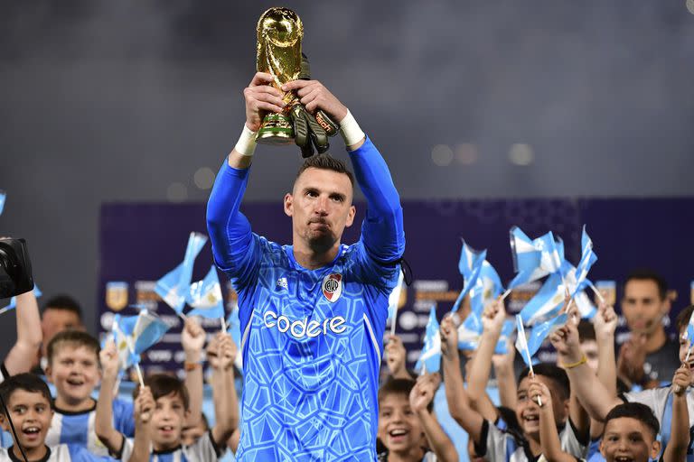 Franco Armani levanta una Copa del Mundo simbólica: ocurrió el sábado, en Santiago del Estero, cuando volvió a jugar oficialmente para River