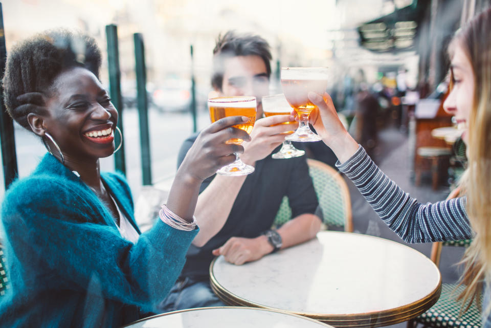 <p>Niza es la ciudad de la Europa occidental y continental, de las analizadas en este estudio, donde sale más caro tomarse una cerveza. Una jarra de medio litro cuesta en la urbe francesa de media 8,05 euros. (Foto: Getty Images).</p> 