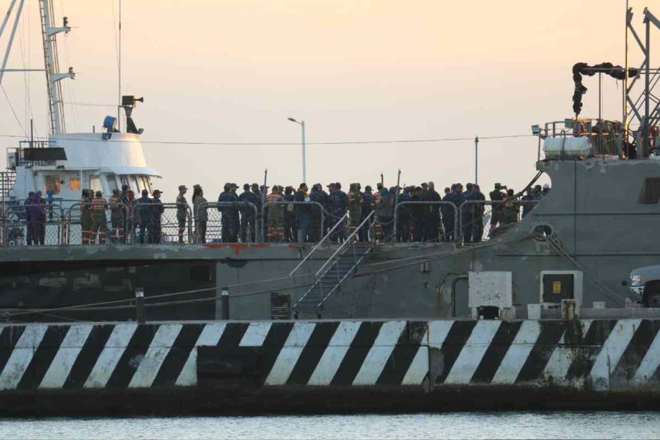 El buque Huasteco AMP 01 de la Secretaría de Marina partió este lunes del Puerto de Veracruz repleto de personas que harán la búsqueda.