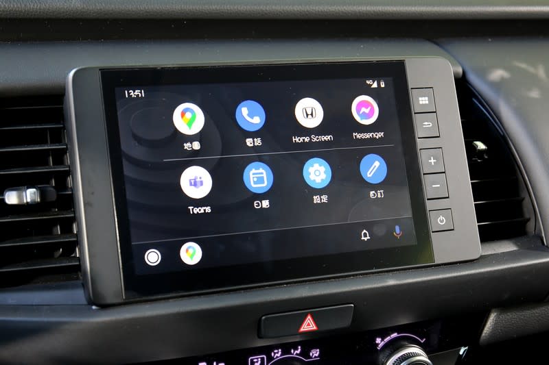 位於中控台上的8吋觸控式音響主機不僅內建USB輸入、藍牙音樂與免持聽筒功能，同時得以實現Apple CarPlay與Android Auto智慧型行動裝置連結。