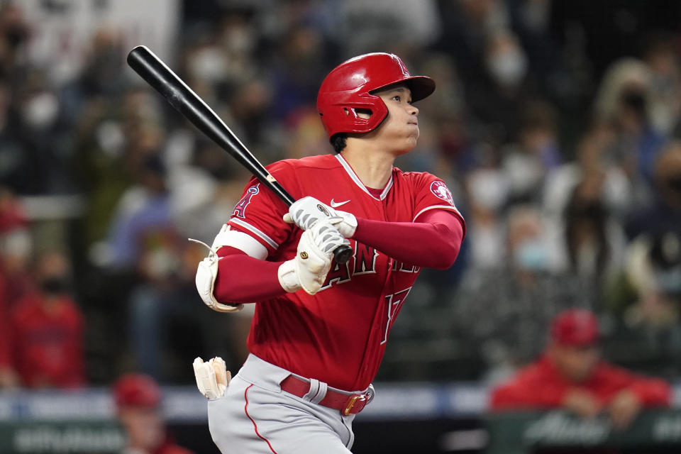 ARCHIVO - Shohei Ohtani, pelotero japonés de los Angelinos de Los Ángeles, conecta un jonrón ante los Marineros de Seattle el 3 de octubre de 2021 (AP Foto/Elaine Thompson, archivo)