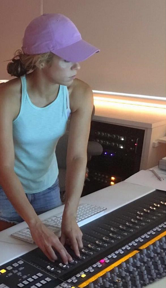 Hace unos días Shakira publicó esta foto de ella en su estudio, trabajando.