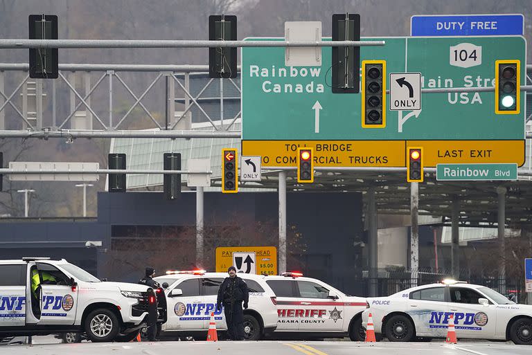La presencia policial en el Puente Rainbow Bridge, cerca de Niagara Falls, Nueva York, el 22 de noviembre de 2023. . (Derek Gee/The Buffalo News via AP)